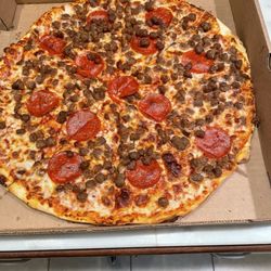 Big Banjo Pizza - A medium Pepperoni and sausage pizza. Very good.