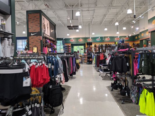 DICK'S Sporting Goods by null