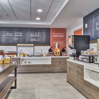 Hampton Inn & Suites Keene - Breakfast Area - Hotels Near Me - Keene, New Hampshire