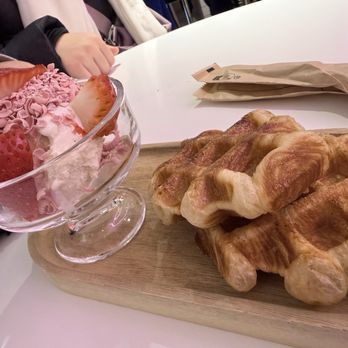 GoGoJang Cafe - Croffle with strawberry ice cream - Desserts Near Me - New York, New York GoGoJang Cafe - Croffle with strawberry ice cream - Desserts Near Me - New York, New York