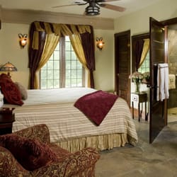 Hilltop Manor Bed and Breakfast - Hilltop Manor - Magnolia Suite with views of the waterfall in the front yard, oversized shower and flat screen television. ADA.