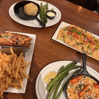 Phillips Seafood - Crab Cake Miniatures Lobster Roll lobster mac Crab Macaroni and Cheese Chesapeake Crab Dip - Seafood Near Me - Baltimore, Maryland