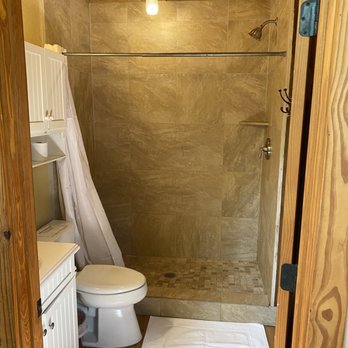 River Road Treehouses - Bathroom with stand up shower, towels and toilet paper are provided but toiletries are not. - Vacation Rentals Near Me - Canyon Lake, Texas River Road Treehouses - Bathroom with stand up shower, towels and toilet paper are provided but toiletries are not. - Vacation Rentals Near Me - Canyon Lake, Texas