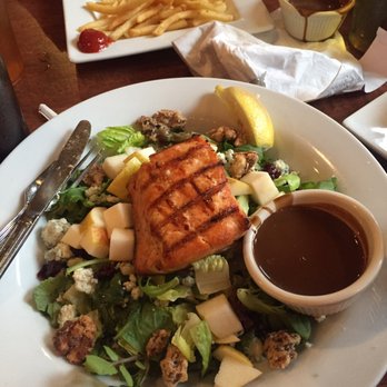 Donovan's - Pear & Gorgonzola salad topped with salmon - American Near Me - Norwalk, Connecticut Donovan's - Pear & Gorgonzola salad topped with salmon - American Near Me - Norwalk, Connecticut