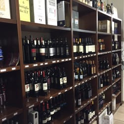 Massimo Calabrese - Ampia scelta di vini per lo più locali
