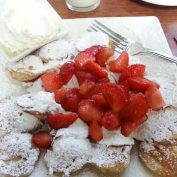 De Vier Pilaren - Pofferjes with strawberries, powdered sugar,  and whipped cream. - Creperies Near Me - Amsterdam, New Hampshire