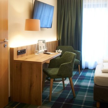 Hotel Erber - TV mit Schreibtisch im Hotel Erber in Ismaning bei München - Hotels Near Me - Ismaning, BY