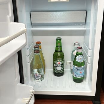 Banks Mansion - Mini bar has nothing - Hotels Near Me - Amsterdam, New Hampshire