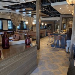 CISCo Restaurant + Bar - The decor is very welcoming