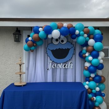 Lizbee Balloons - Cookie Monster Garland - Balloon Services Near Me
