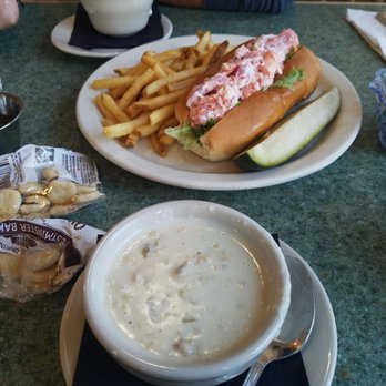 Freeport Cafe - Clam chowdah and lobster roll - American Near Me - Freeport, Maine