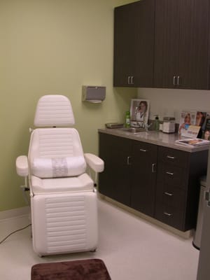 Photo of Suzanne Quardt MD - Palm Desert Plastic Surgery - Rancho Mirage, CA, US. Exam Room