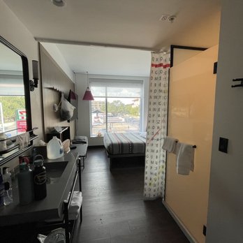 Moxy Austin - University - Guest room - Hotels Near Me - Austin, Texas