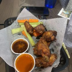 PJ's Village Pub - Dry wings