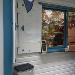 Grünwaldpark - Kiosk am Rand des Parks
