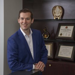 Milwaukee Eye Surgeons - Cataract, corneal, and refractive surgeon, Dr. Weinlander