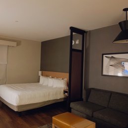 Room w king bed.