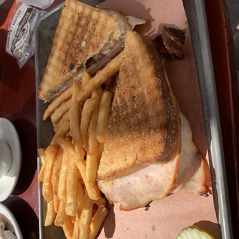 Harpoon Brewery - The Vermonter & fries - Breweries Near Me - Windsor, Vermont
