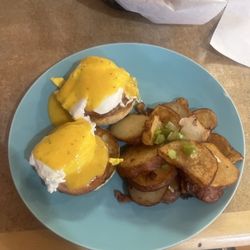 Snoozy's Cafe - Eggs Benedict and GREAT fries