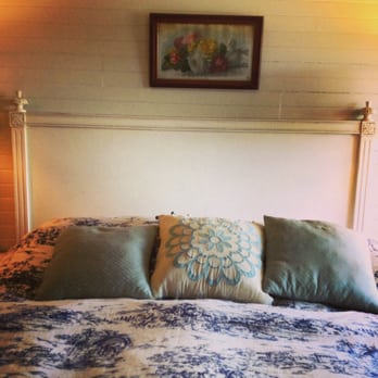 McCloud River Mercantile Hotel - Cozy bed in the Minnesota room. - Hotels Near Me - McCloud, California