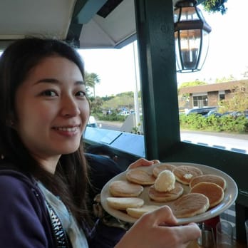 Eggs 'n Things - 10 small pancakes! - Breakfast & Brunch Near Me - Honolulu, Hawaii