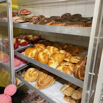 Mil Hojas bakery - a variety of baked goods - Bakeries Near Me - Placentia, California