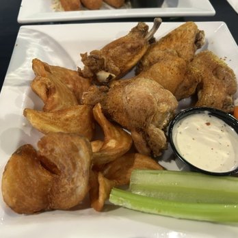 Flowing Tide Pub 9 - HH wings and fries - Pubs Near Me - Las Vegas, Nevada