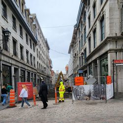Hôtel Nelligan - Hotel is on the left of this torn up street