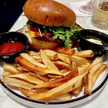 Chase Sapphire Lounge - Cheeseburger made to order - Airport Lounges Near Me - Las Vegas, Nevada