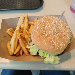 Lynn Canyon Café - Beef burger