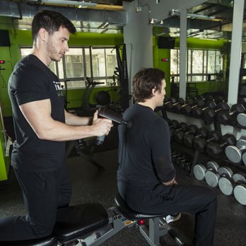 Forza Wellness - Greg using the theragun - Trainers Near Me - Philadelphia, Pennsylvania