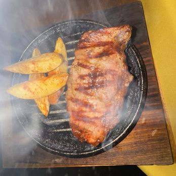 La Rueda 1975 - Siring NY strip steak - Argentine Near Me - Puerto Iguazú, N