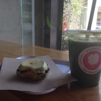 Green Monster - El Green Monster ( jugo con apio, perejil y kale) y el sandwich de manzana con mantequilla de almendra y arándanos. - Salad Near Me - Monterrey, NLE