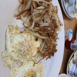 Spring Cafe - Eggs over medium and hash browns