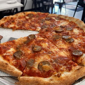 Capo Pazzo - Pizza with spicy sausage, garlic, bacon, ham!! - Pizza Near Me - Sarasota, Florida