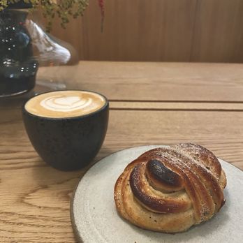 La Cabra - Flat white and cardamom bun - Coffee & Tea Near Me - New York, New York La Cabra - Flat white and cardamom bun - Coffee & Tea Near Me - New York, New York