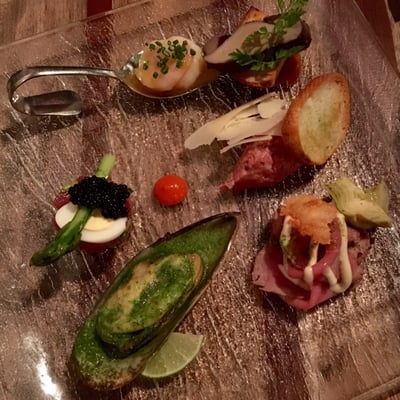 Photo of Na Kopci - Prague, PR, CZ. VÝBĚR 6 MINI PŘEDKRMŮ DLE ŠÉFKUCHAŘE.  Foie gras, mušle a místní tatarák .... Nevím, co bylo lepší :)