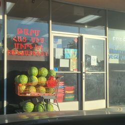 North Hollywood Market & Bakery - No sign not allowing dogs