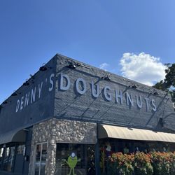 Denny's Doughnuts & Bakery - Entrance