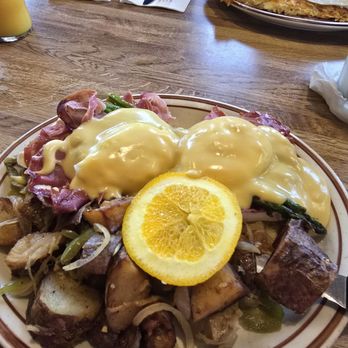 Totem Family Dining - Eggs Benedict with potatoe O'briens - Breakfast & Brunch Near Me - Everett, Washington