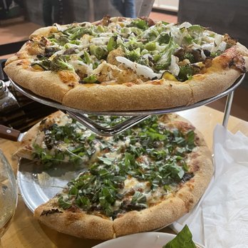 Star Pizza 3 Katy - Top: veggie pizza / Bottom: chicken Alfredo pizza - Pizza Near Me - Katy, Texas