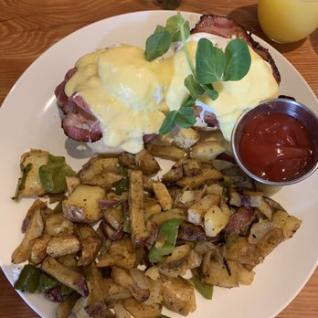 Gigi's Southern Table - Eggs Benedict and hash and mimosa - New American Near Me - State College, Pennsylvania Gigi's Southern Table - Eggs Benedict and hash and mimosa - New American Near Me - State College, Pennsylvania