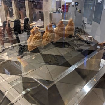 Somisomi - Cooling of freshly made taiyaki - Desserts Near Me - Santa Clara, California