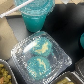 Sundays Eatery - Blue velvet cupcake - Soul Food Near Me - Miami Gardens, Florida
