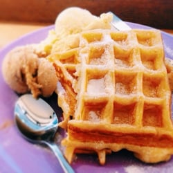 Raphaels Eis - Lecker heiße Waffel mit Vanille-Zimt-Pflaume Eis.