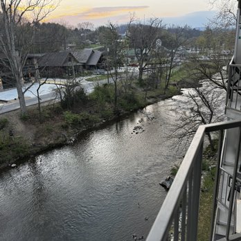 Twin Mountain Inn & Suites - Hotels Near Me - Pigeon Forge, Tennessee