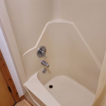 Barrier Island Station - Rusty fixtures, damaged tub - Vacation Rentals Near Me - Kill Devil Hills, North Carolina