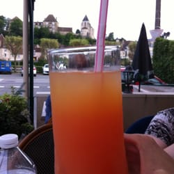 Pizza Bella - Cocktail asian avec Château Naillac en fond