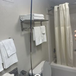 Quality Inn Union Us Hwy 176 - Bathroom mirror cracked in half