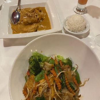 Duangrat's Thai Restaurant - Bhram Curry Drunken Noodles - Thai Near Me - Falls Church, Virginia Duangrat's Thai Restaurant - Bhram Curry Drunken Noodles - Thai Near Me - Falls Church, Virginia